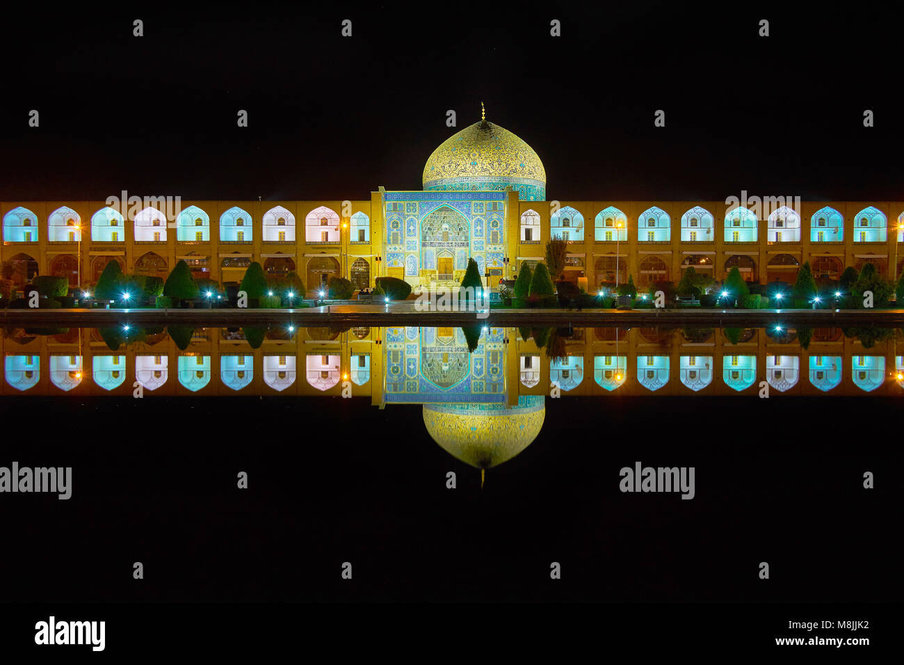L'ensemble architectural de cheikh Lotfollah mosquée est reflétée dans le  miroir de l'étang au milieu de Naqsh-e Jahan Square, Isfahan, Iran Photo  Stock - Alamy