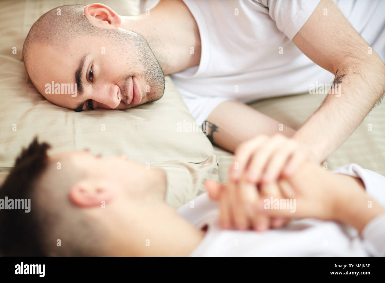 Gay Men in bed Banque D'Images
