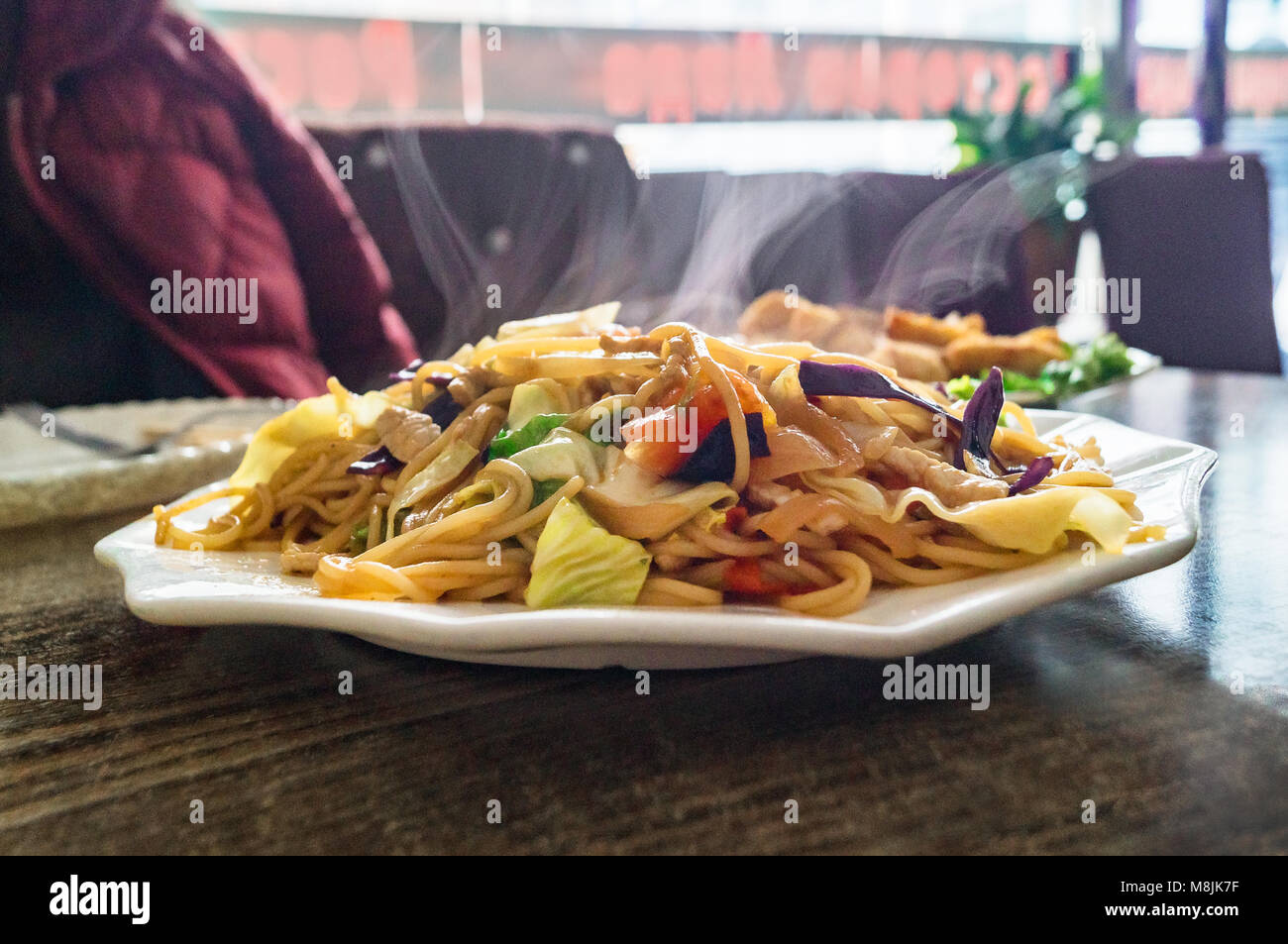 Les nouilles et soupe asiatique dans la situation réelle de la Chinese restaurant fast food. Banque D'Images