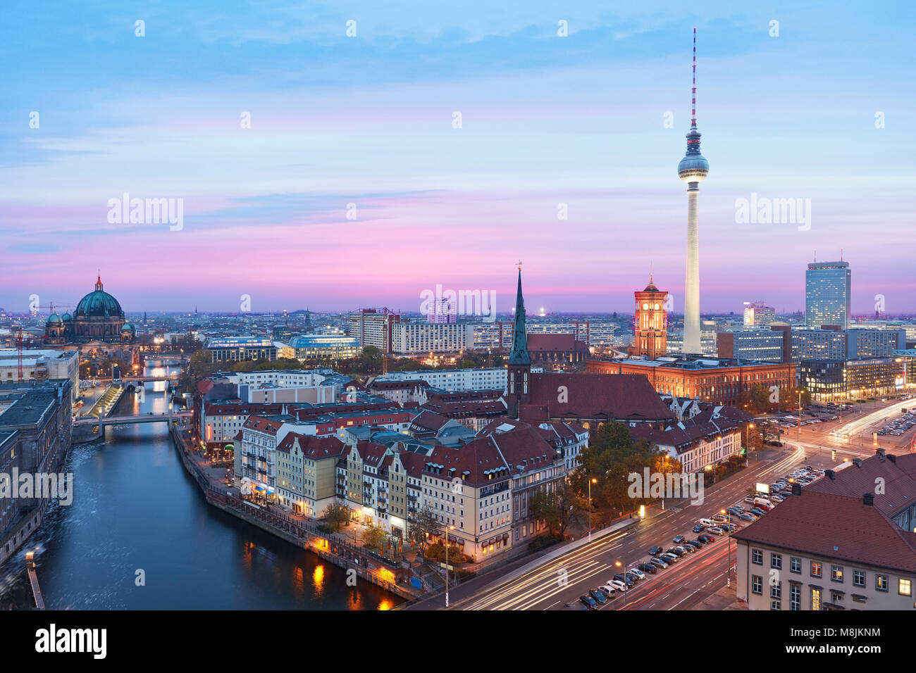 Berlin dans la nuit avec un tour de la télévision de l'Alexanderplatz et sur la Spree à la Cathédrale de Berlin Banque D'Images