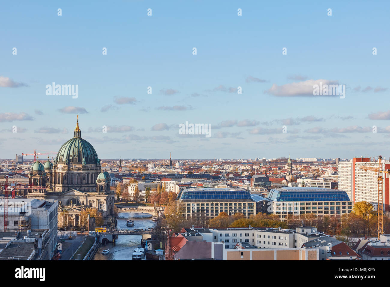 Avec l'horizon de la cathédrale de Berlin à Berlin à côté de la Spree dans la journée avec un ciel bleu Banque D'Images