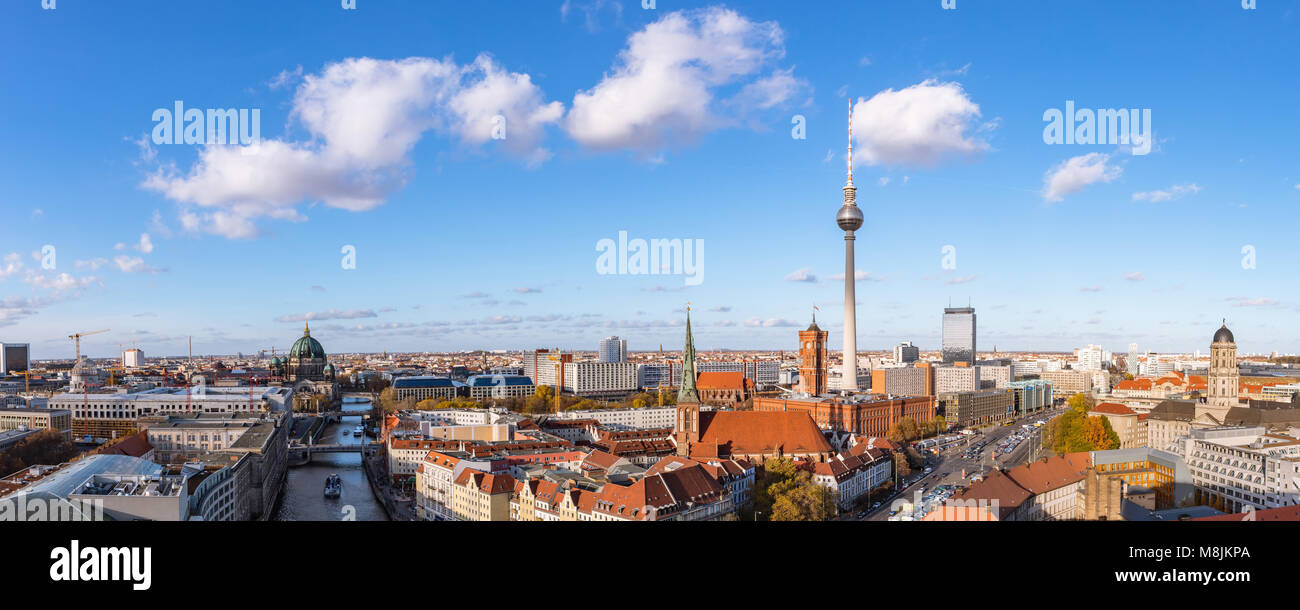 Panorama de la Ville de Berlin avec la tour de télévision, Nikolaikirche, La Cathédrale de Berlin et l'Hôtel de Ville Rouge Banque D'Images