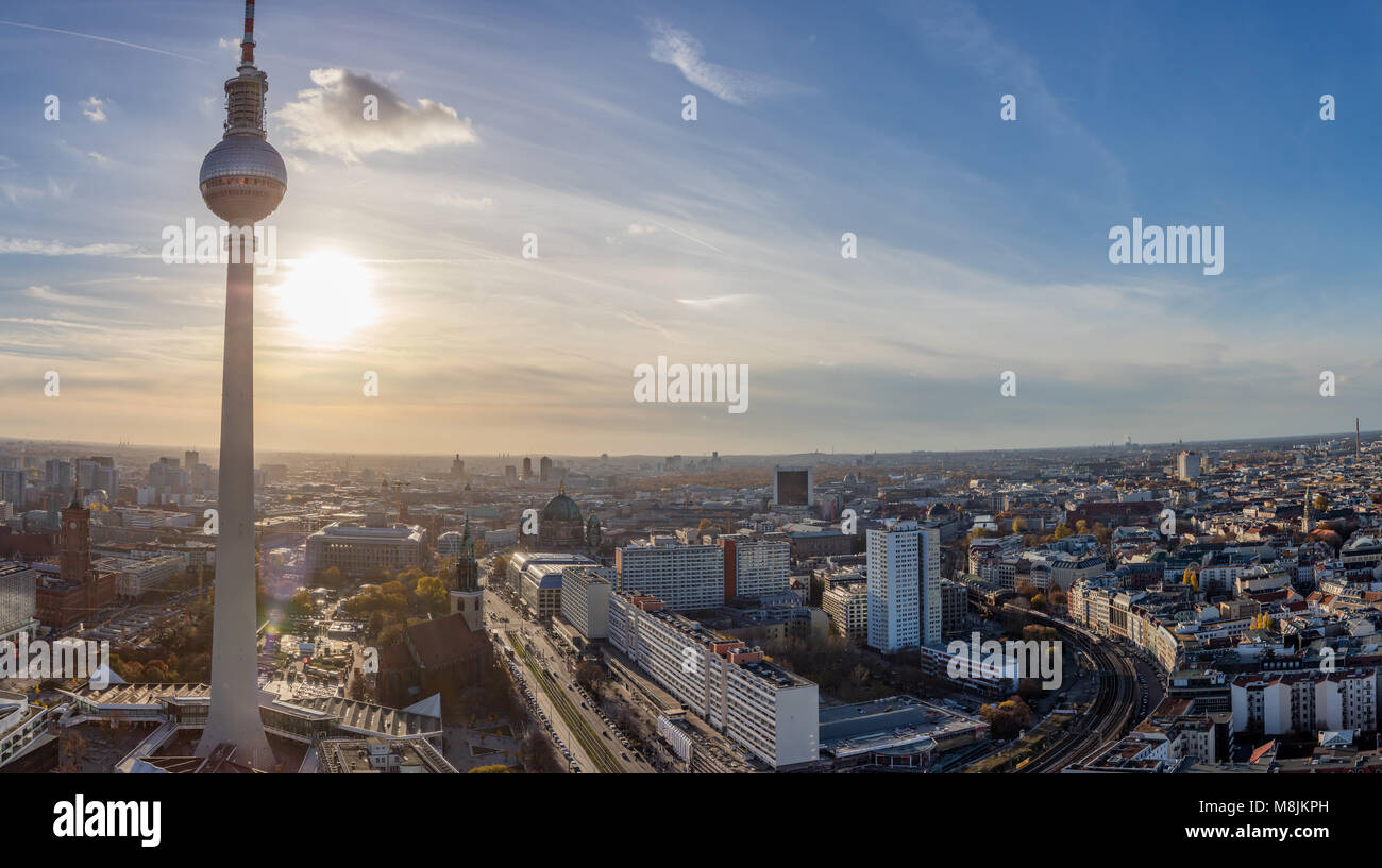 La ville de Berlin avec la tour de télévision le soir au coucher du soleil comme un panorama Banque D'Images