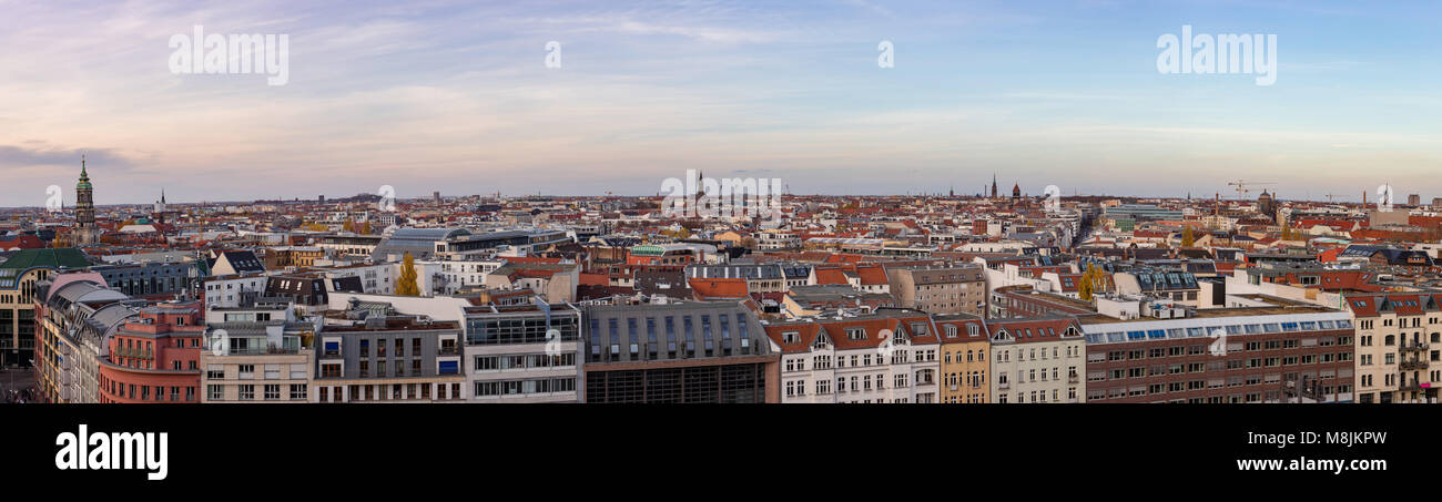 Skyline Panorama de Berlin avec le Hackesche Höfe en soirée avec un ciel bleu Banque D'Images