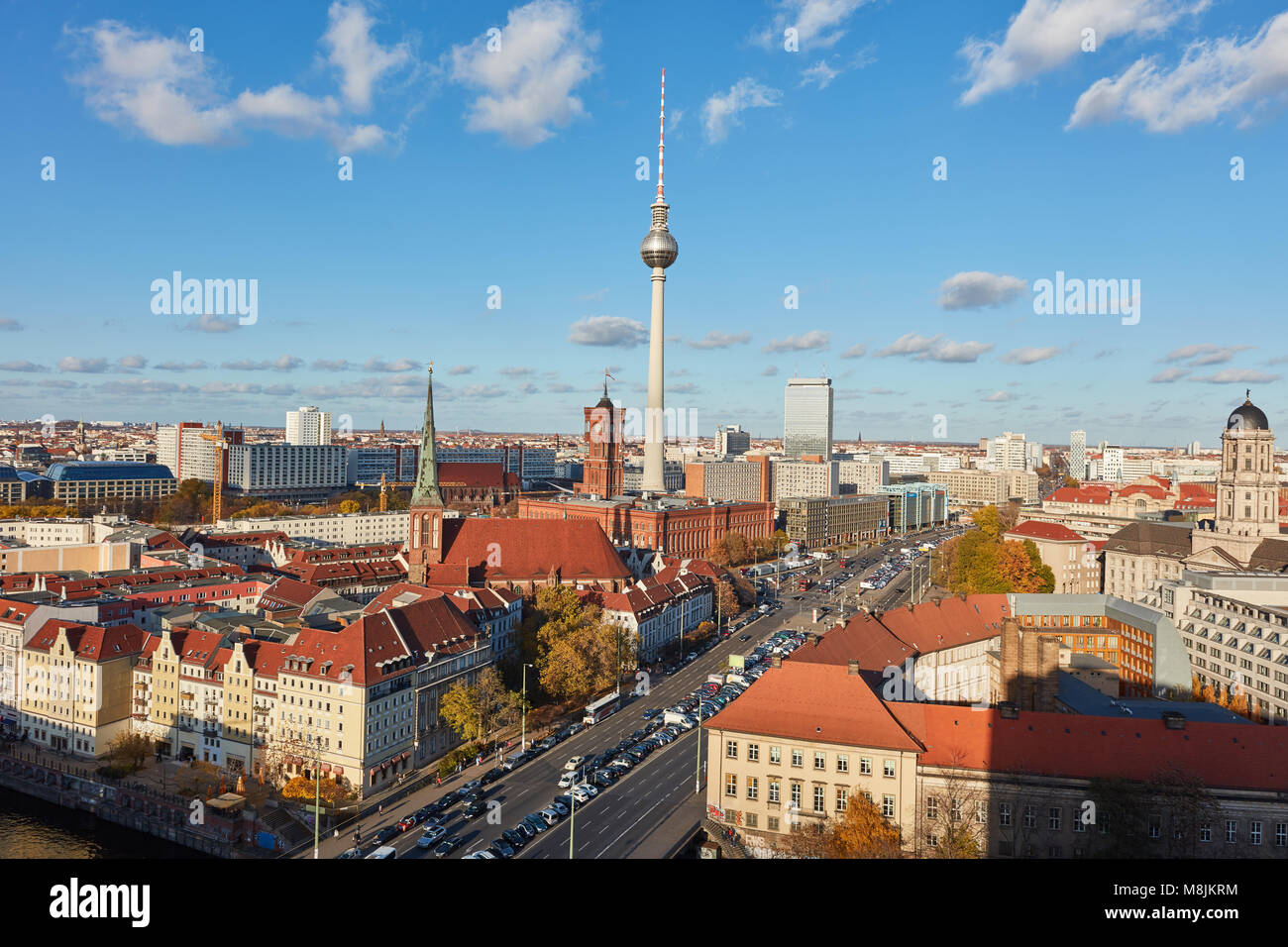La tour de télévision de Berlin Alexanderplatz en ville avec dans un ciel bleu Banque D'Images