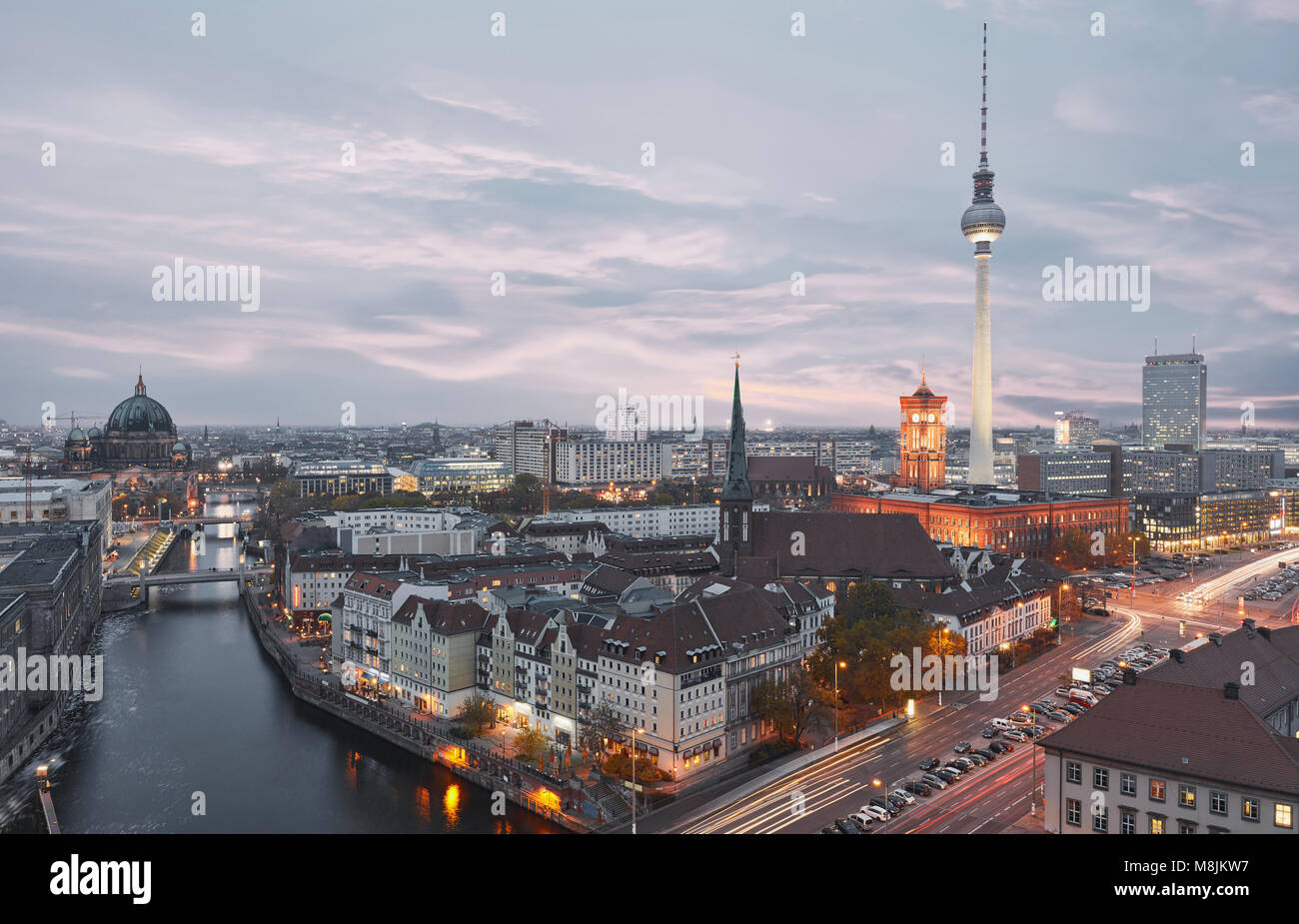 La ville de Berlin dans la soirée avec la tour de télévision et le Nikolaiviertel Banque D'Images