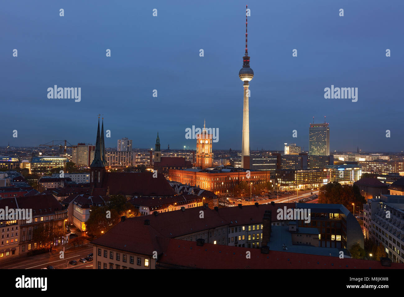 La ville de Berlin dans la nuit avec la tour de télévision et l'Hôtel de Ville Rouge sur Alexanderplatz Banque D'Images