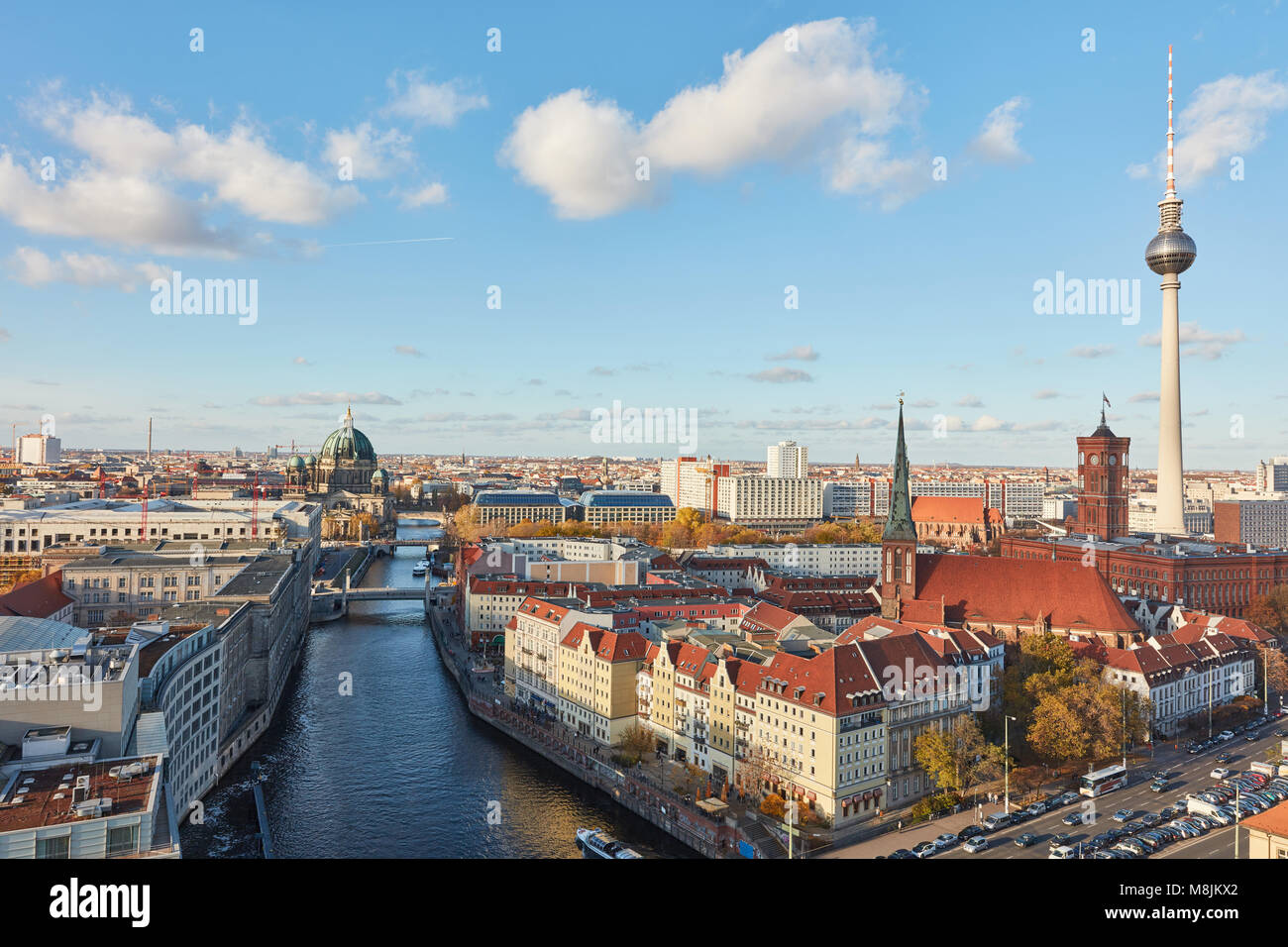 Toits de Berlin avec Telecafè Nikolaikirche et Hôtel de Ville de Berlin sur la Spree Banque D'Images