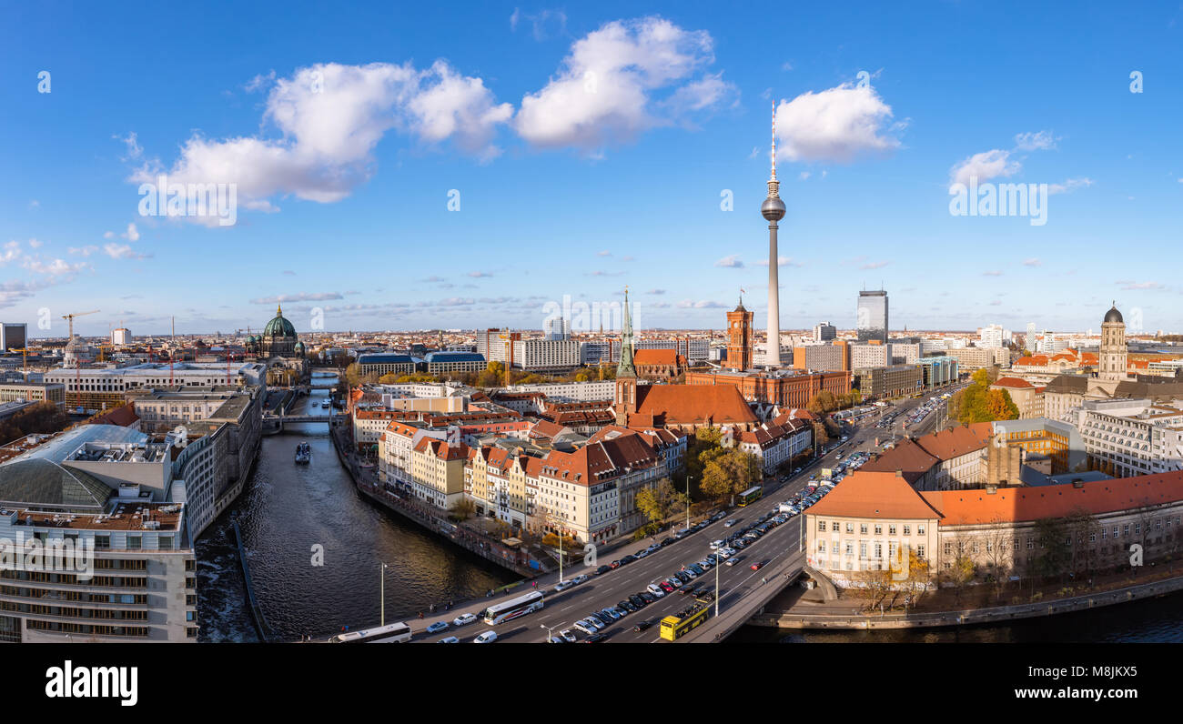Berlin City skyline panorama dans la journée avec la tour de télévision et de ciel bleu avec quelques nuages Banque D'Images
