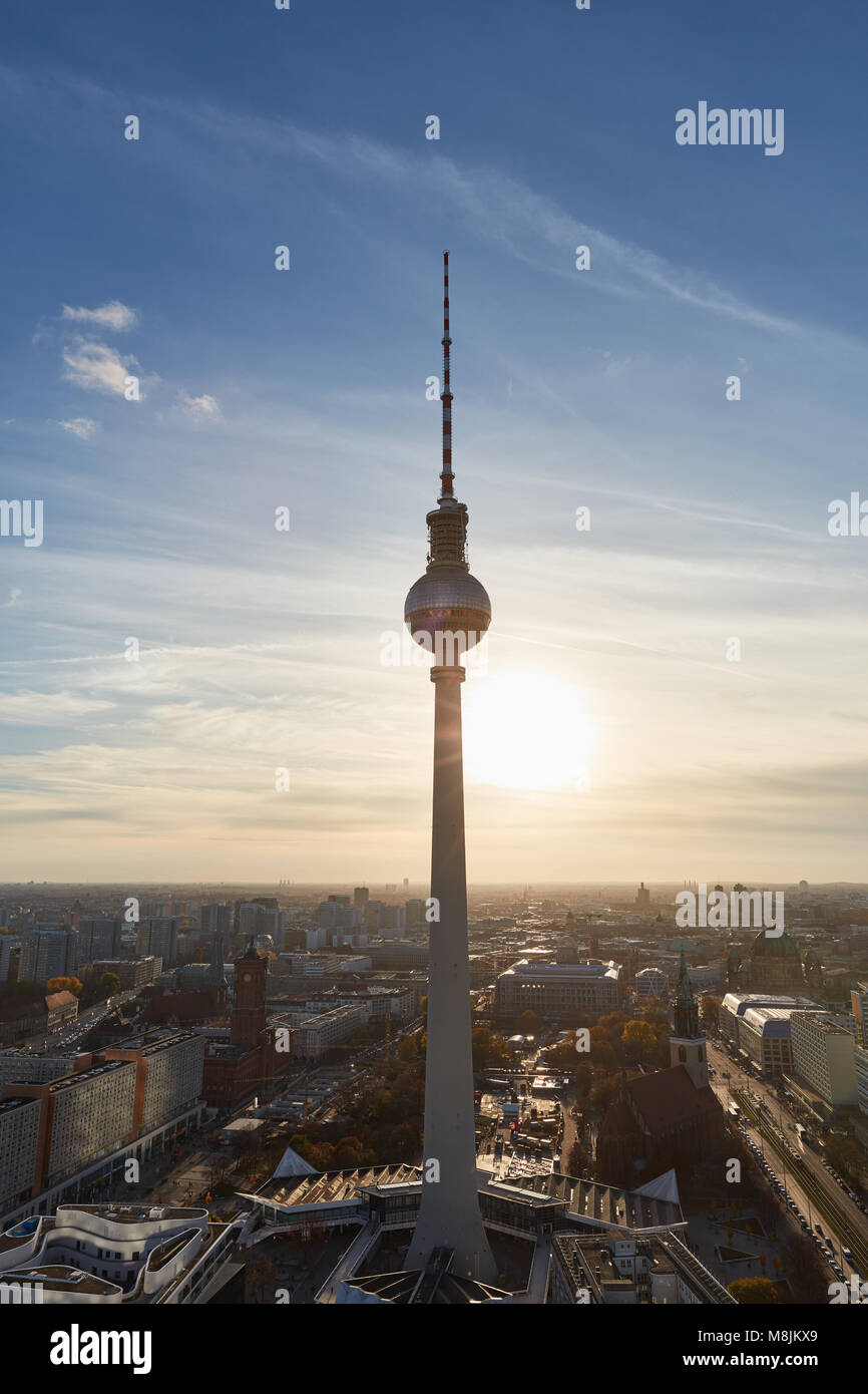 La tour de télévision à Berlin dans la soirée dans le rétro-éclairage au coucher du soleil Banque D'Images