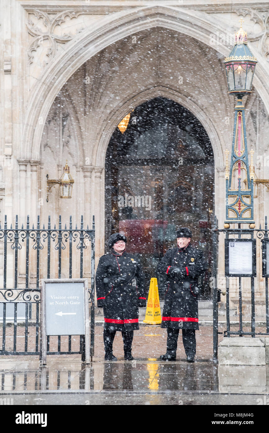 Un des St Patrick's day le matin du 17 mars 2018 lorsqu'une tempête est descendu à Westminster, Londres, Angleterre. Banque D'Images