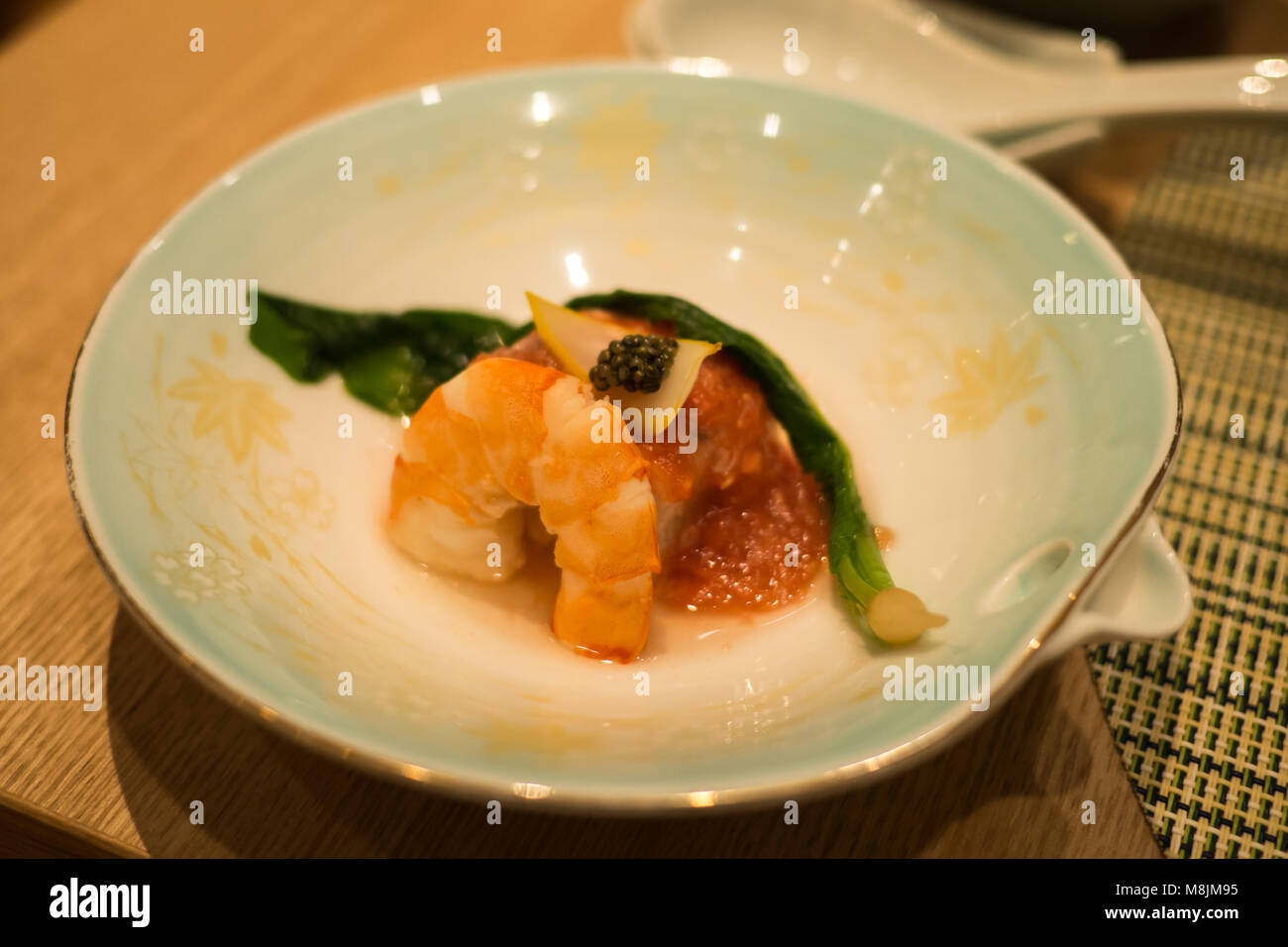 La gelée de poisson à la tomate et son courage et les crevettes servis dans le cadre d'un dîner kaiseki Banque D'Images