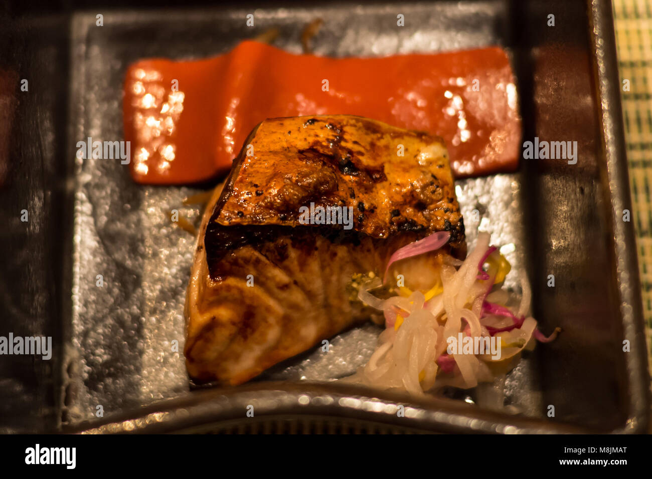 Queue jaune frit poisson servi dans le cadre d'un dîner kaiseki Banque D'Images