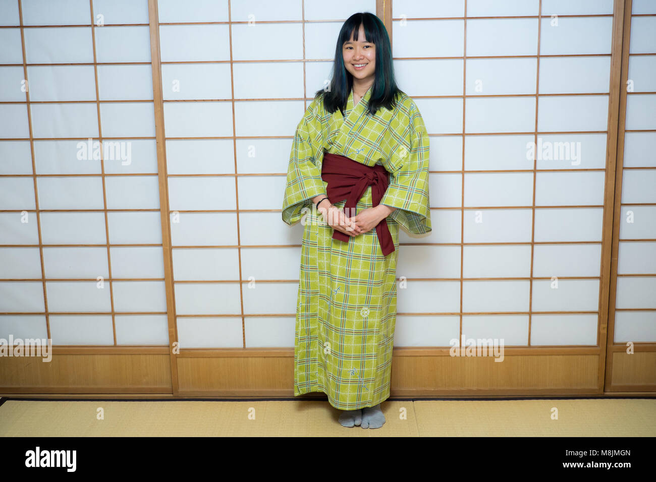 Jeune femme dans un yukata d'un vêtements traditionnels japonais Banque D'Images