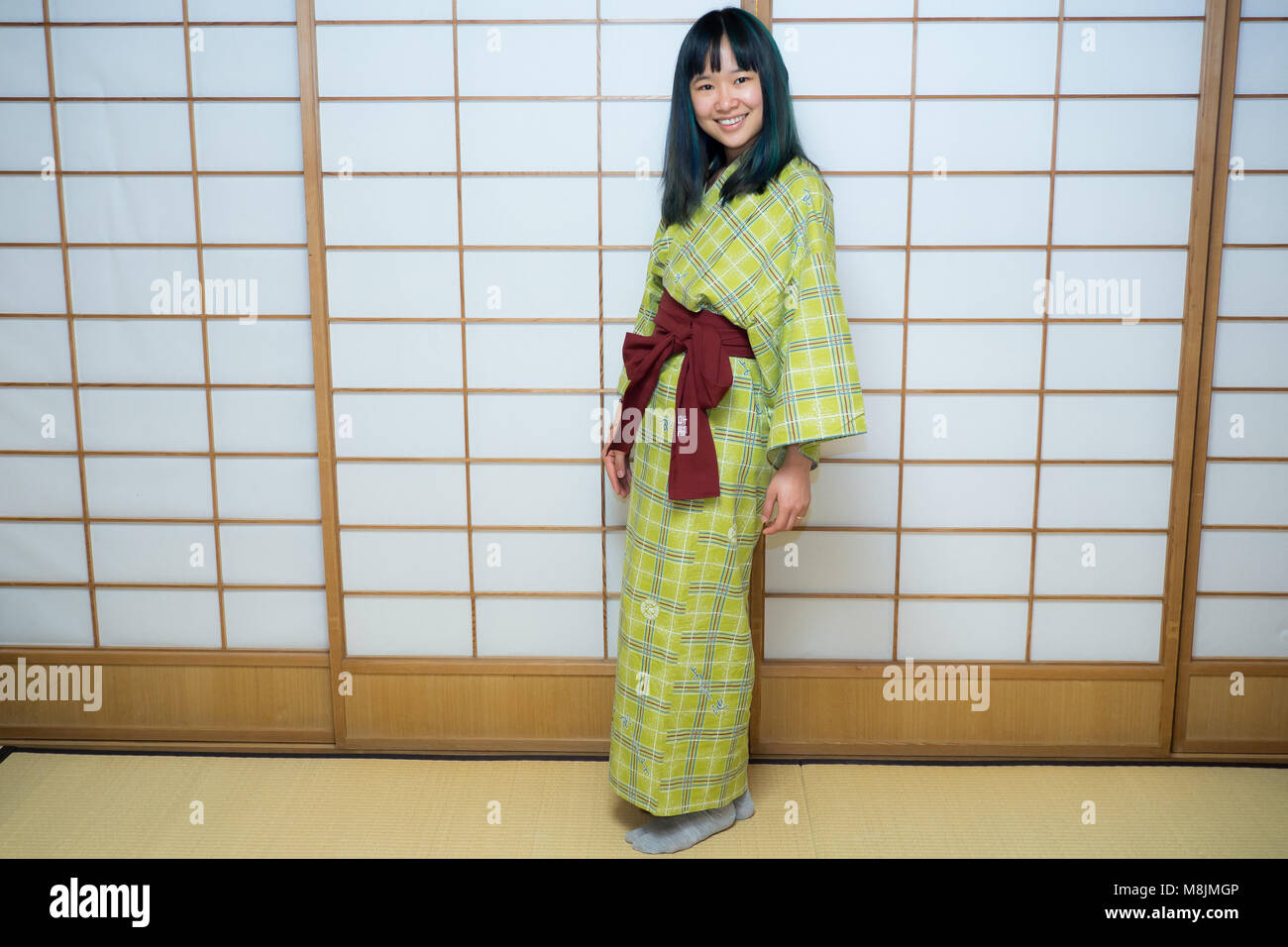 Jeune femme dans un yukata d'un vêtements traditionnels japonais Banque D'Images