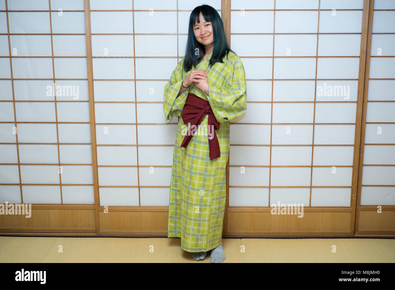 Jeune femme dans un yukata d'un vêtements traditionnels japonais Banque D'Images