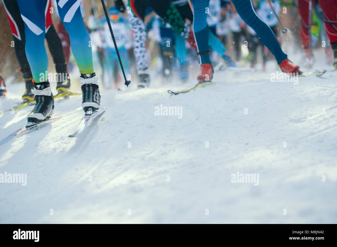 Ski marathon - de-centré sur de nombreux sportifs de jambes en marche sur  la neige Photo Stock - Alamy