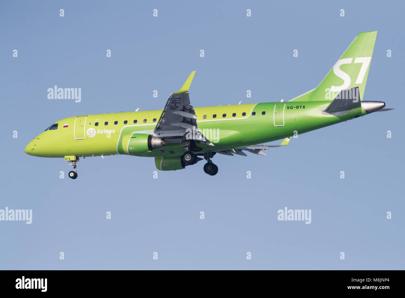 Novosibirsk, Russie - Février 18, 2018 : Embraer 170-100SU 50-2106-BYA S7 Airlines des approches pour l'atterrissage à l'aéroport international Tolmachevo. Banque D'Images