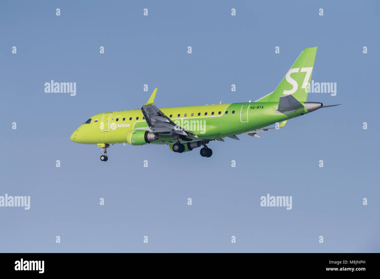 Novosibirsk, Russie - Février 18, 2018 : Embraer 170-100SU 50-2106-BYA S7 Airlines des approches pour l'atterrissage à l'aéroport international Tolmachevo. Banque D'Images