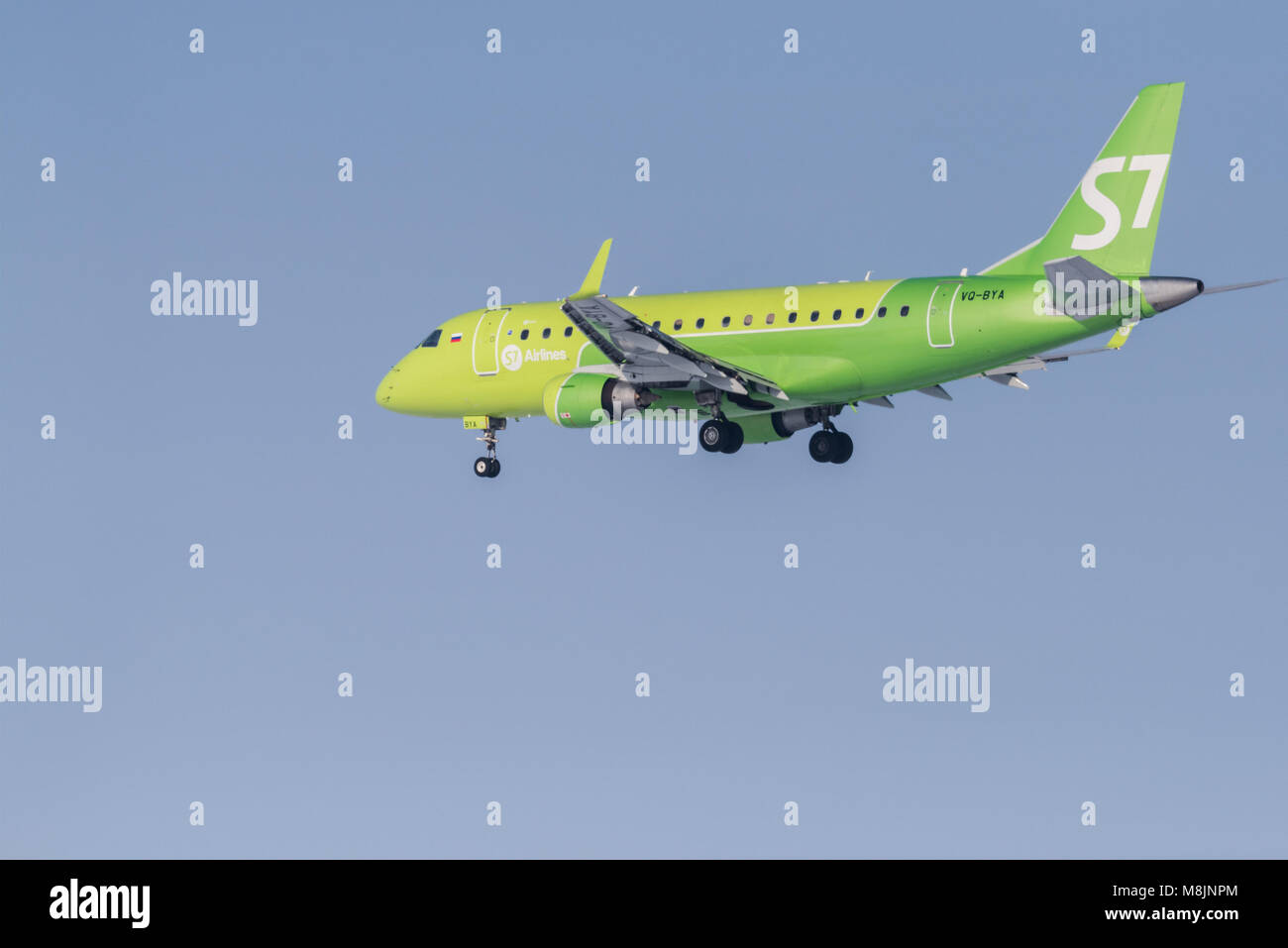 Novosibirsk, Russie - Février 18, 2018 : Embraer 170-100SU 50-2106-BYA S7 Airlines des approches pour l'atterrissage à l'aéroport international Tolmachevo. Banque D'Images