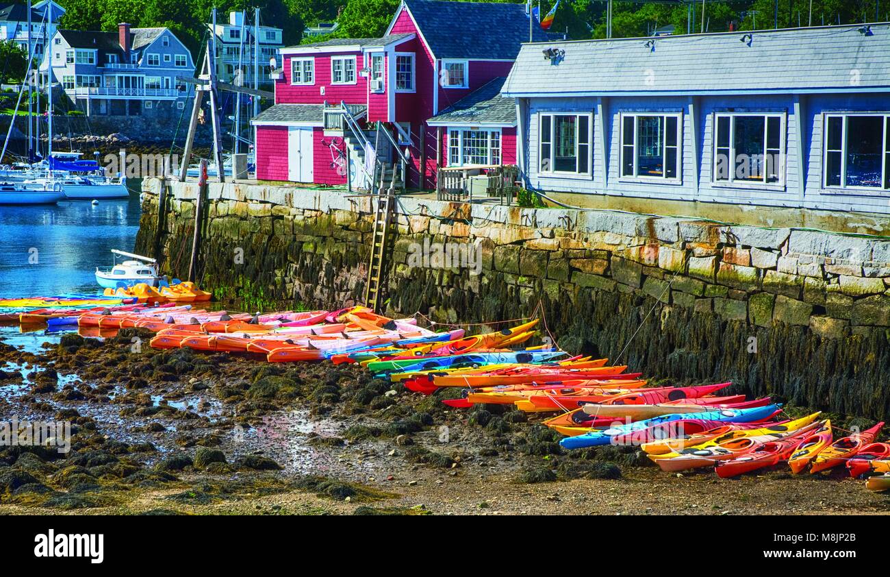 Lineup de beaucoup de couleur différente des kayaks. Banque D'Images