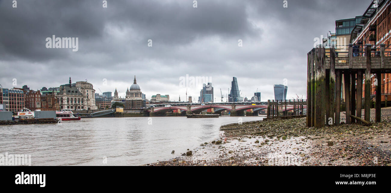 La colère du ciel menaçant au-dessus de la Tamise à marée basse Banque D'Images