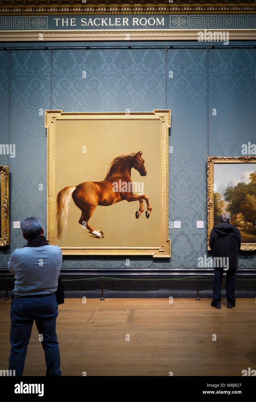 Londres, Royaume-Uni - 30 déc 2017 : les visiteurs de la National Gallery de Londres sont regarder George Stubbs' célèbre peinture à l'huile 'Whistlejacket'. Banque D'Images