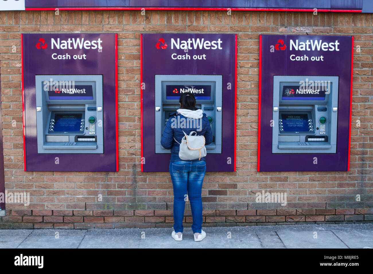 Une rangée de Nat West Bank des GAB ou des distributeurs automatiques à Peterborough, Royaume-Uni Banque D'Images