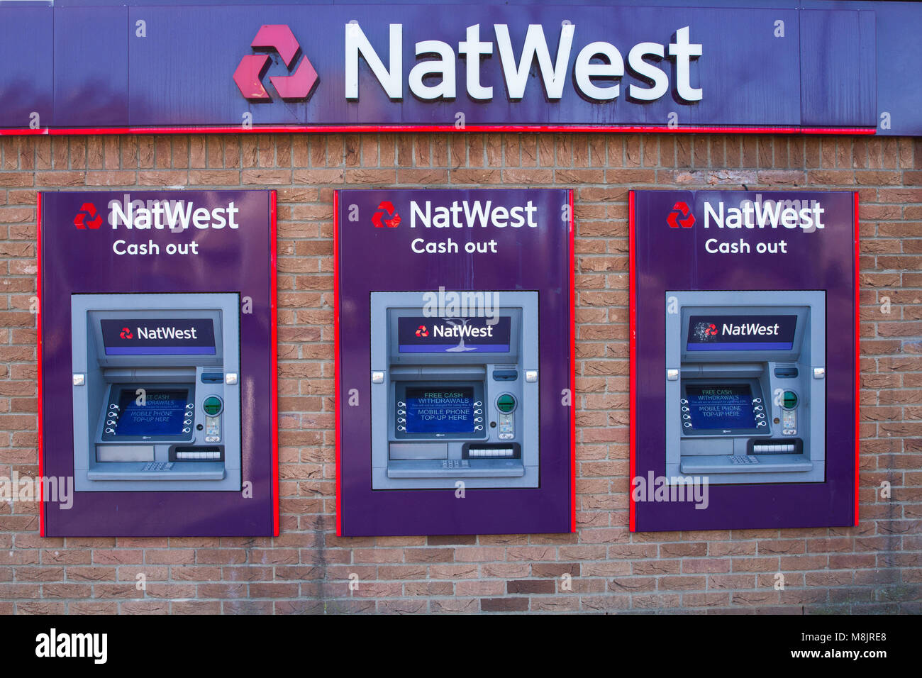 Une rangée de Nat West Bank des GAB ou des distributeurs automatiques à Peterborough, Royaume-Uni Banque D'Images