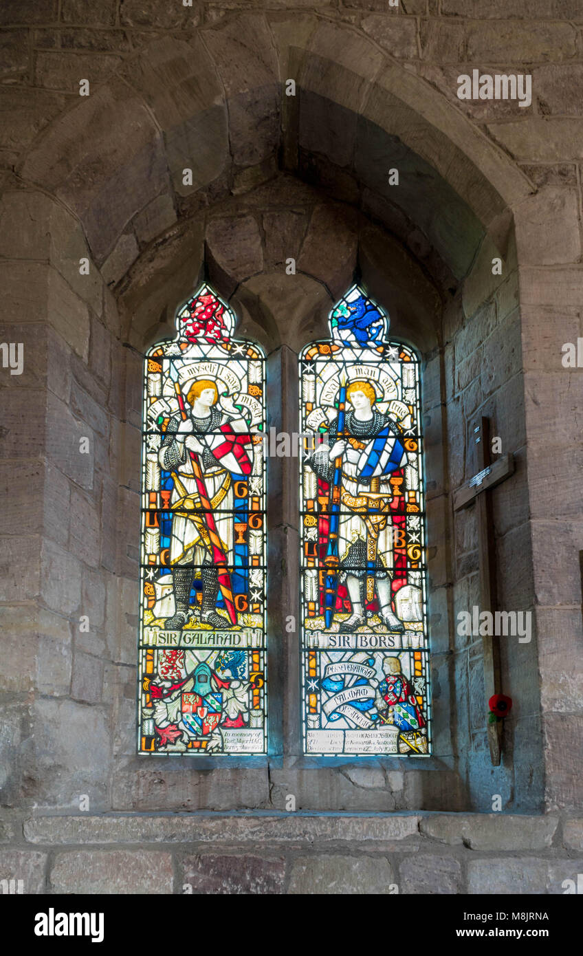 Vitraux de deux voyants représentant sur la gauche, Sir Galahad à droite est Sir Bors. Holme Lacy Herefordshire UK Banque D'Images