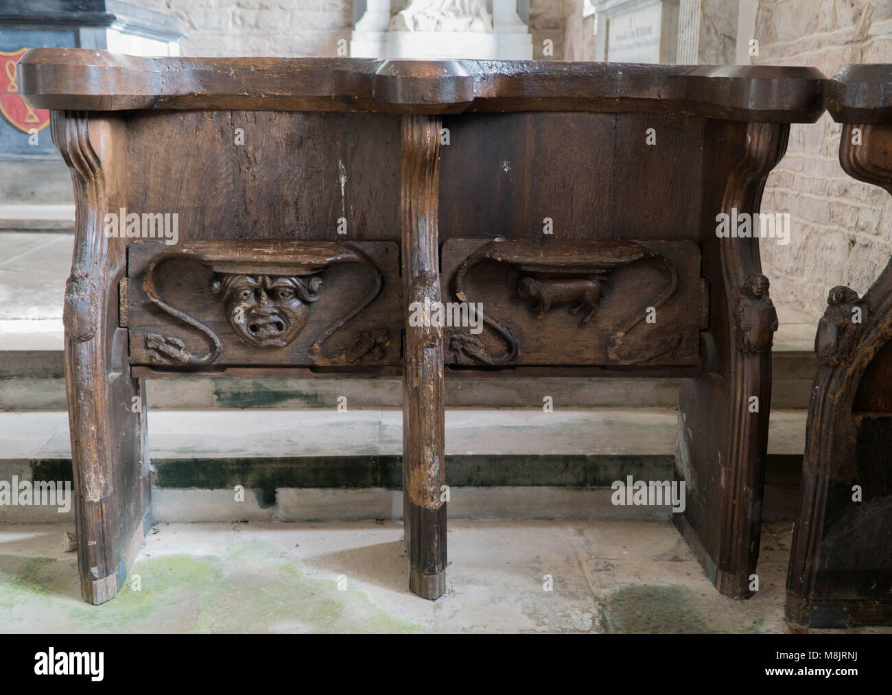 Des Stalles et miséricordes avec tête de chien et sculptures. Eglise St Cuthbert Holme Lacy Herefordshire UK. Mars 2018 Banque D'Images