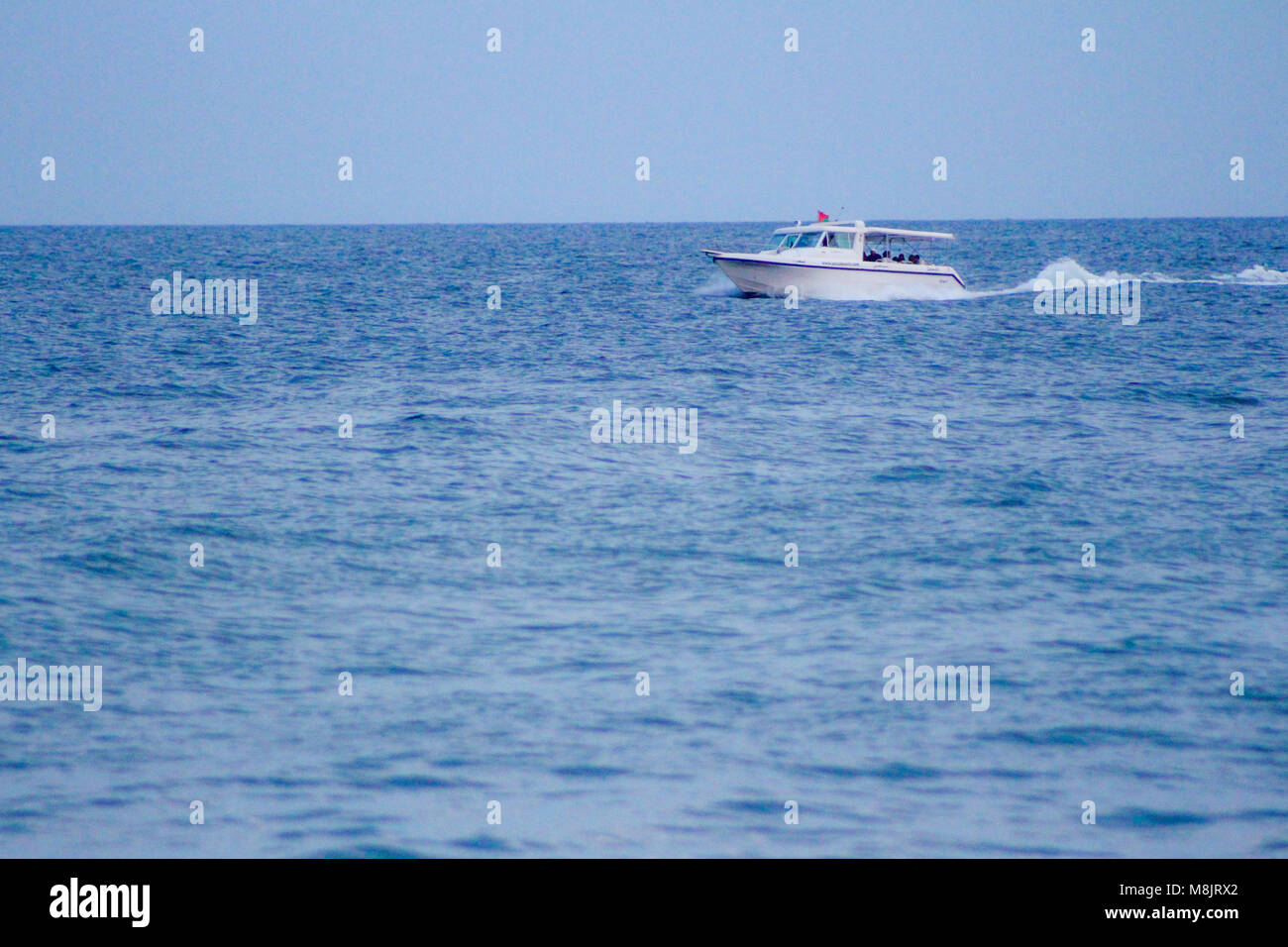 Bateau à voile voiliers voilier en mer toutes voiles dehors avec un ciel nuageux ciel bleu en arrière-plan à muscat Oman Banque D'Images