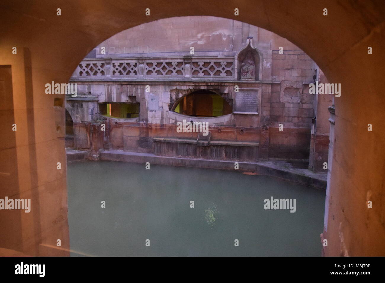 Les bains romains SUR UNE SOIRÉE D'HIVER. BATH, Somerset, Angleterre. Banque D'Images