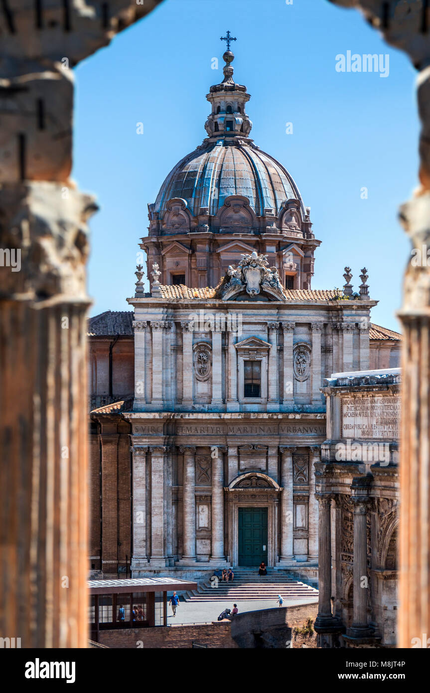 Vue de l'église Santi Luca e Martina au Mont Palatin, encadrée de colonnes est concentré sur la façade d'entrée et spire étapes dome Banque D'Images