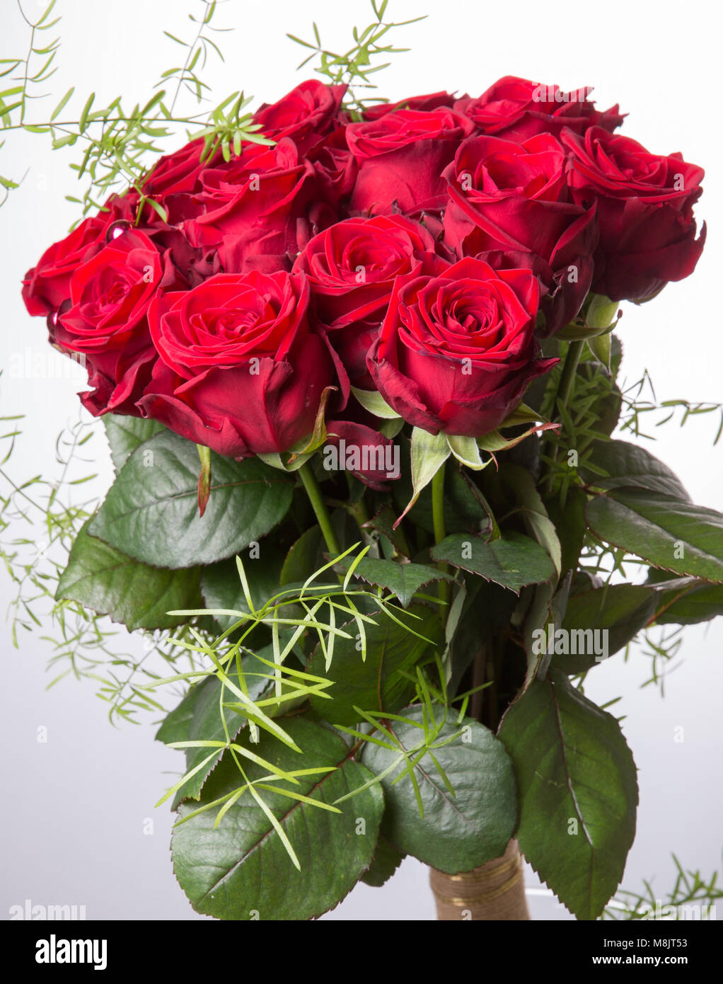 Bouquet De Luxe Fait De Roses Rouges Dans Le Magasin De Fleurs Saint Valentin Bouquet De Roses Rouges Anniversaire Fete Des Meres Saint Valentin Journee De La Femme Mariage Concept Photo Stock Bouquet De Luxe Fait De Roses Rouges Dans Le Magasin De Fleurs Saint Valentin Bouquet De Roses Rouges Anniversaire Fete Des Meres Saint Valentin Journee De La Femme Mariage Concept Photo Stock