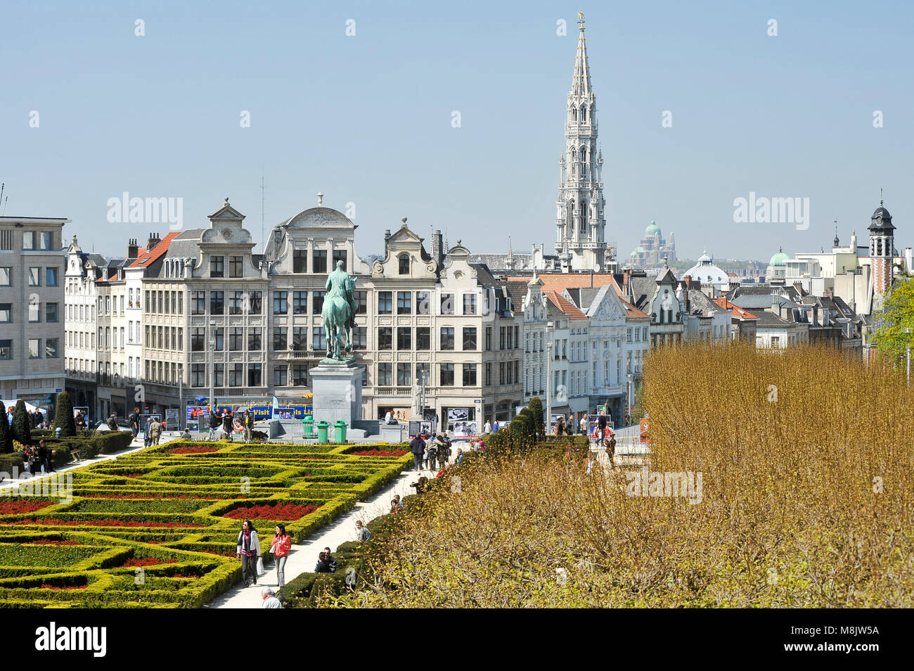 Jardin et la statue équestre du roi Albert I sur le Mont des Arts