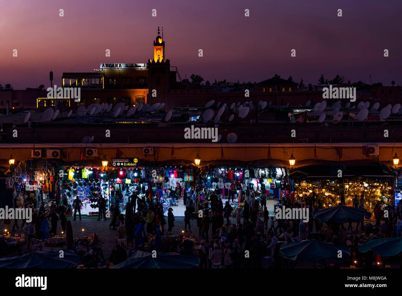 Marrakech, Maroc - le 23 décembre 2017 : vue du coucher de soleil de la place Jemaa el Fna un carré et d'un marché à Marrakech médina Banque D'Images