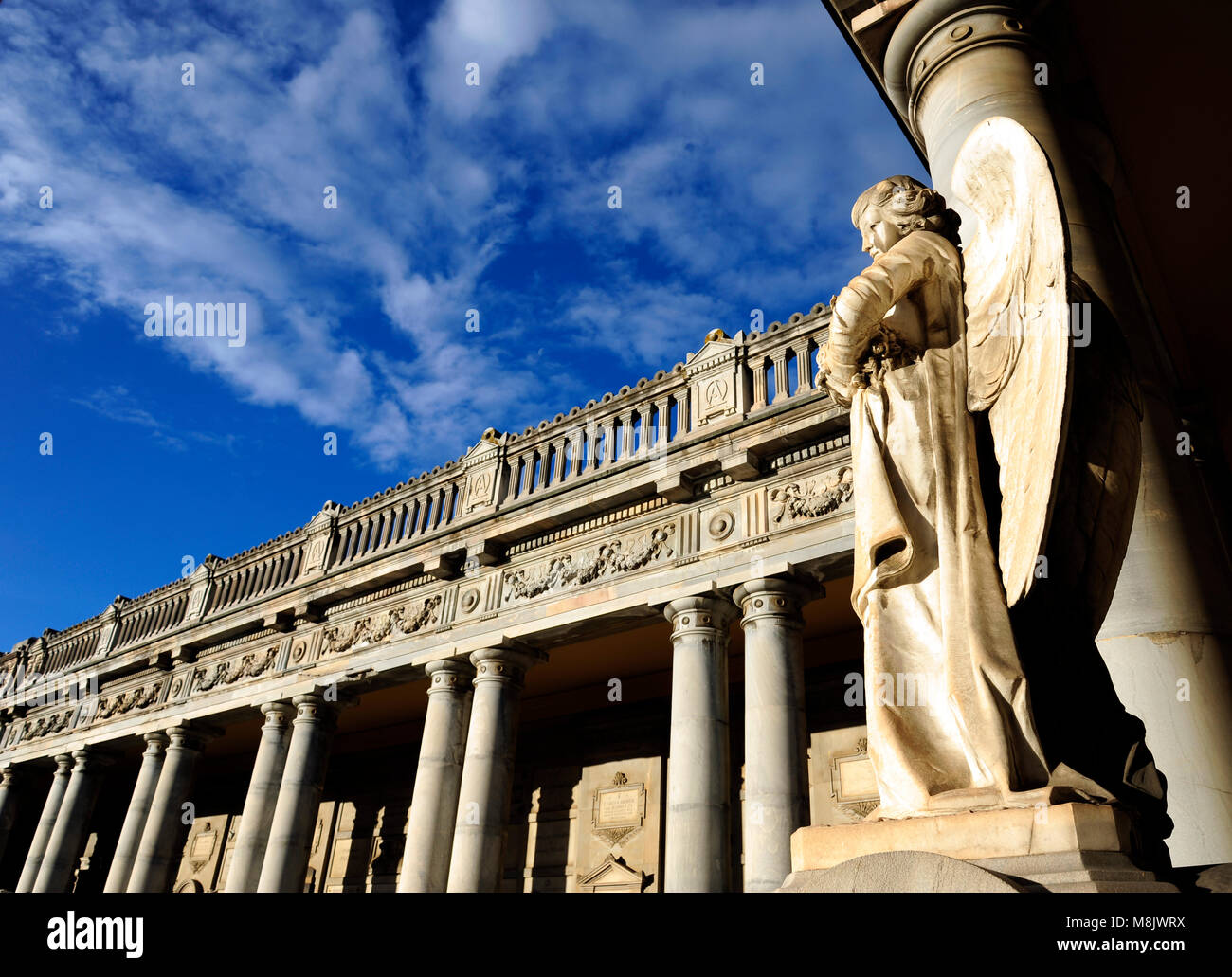 Ancienne statue de l'ange à l'intérieur le cimetière monumental de la