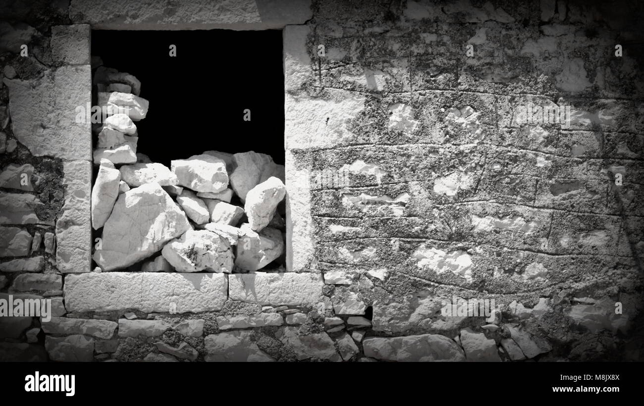 Bâtiment en ruine dans un village abandonné à la suite d'un tremblement de terre. Leone, Port Kalamos, Grèce Banque D'Images