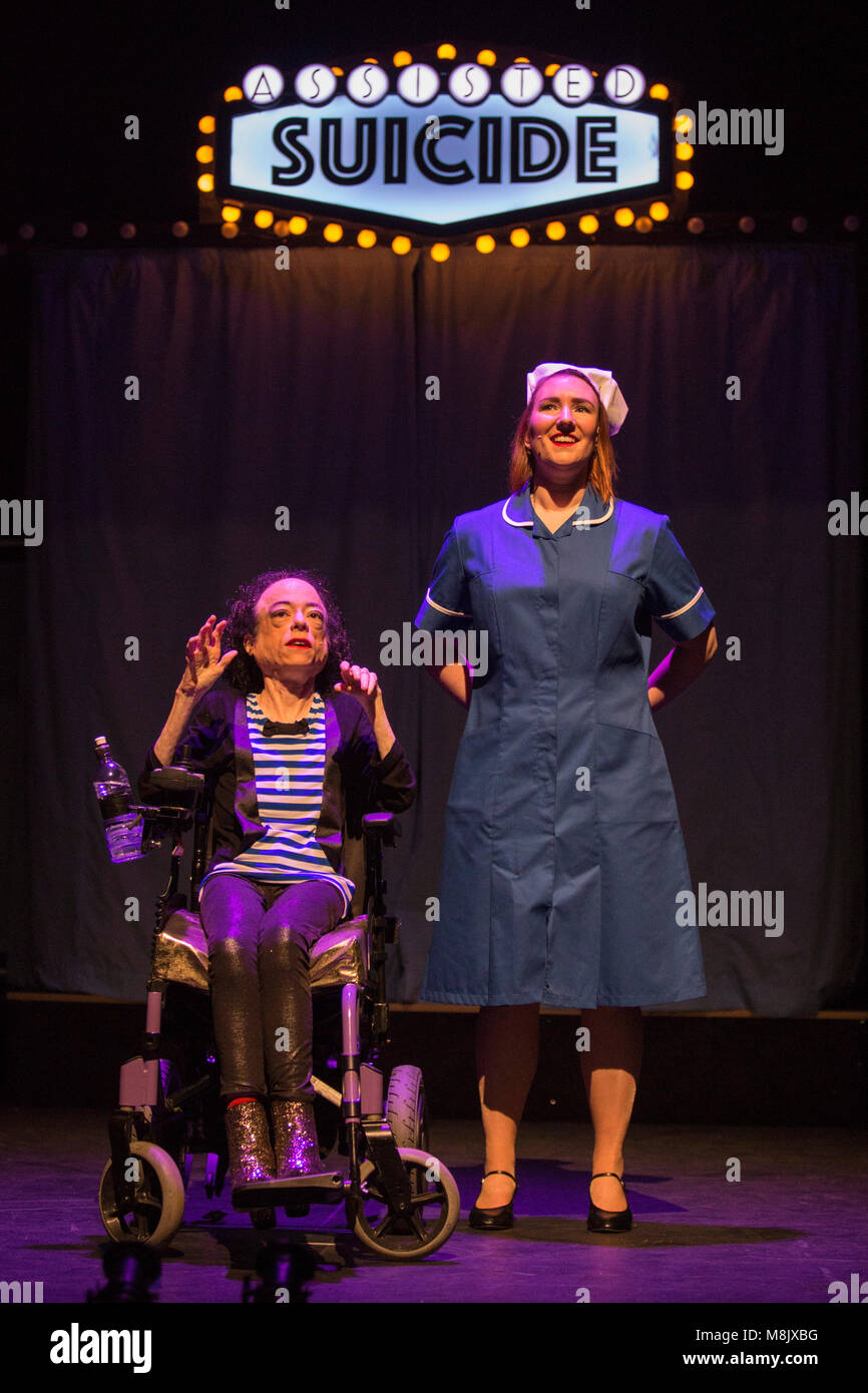 Londres, Royaume-Uni. 18 janvier 2017. Liz Carr et Claire Willoughby. Un militant handicapé, acteur et humoriste Liz Carr, bien connu pour son rôle de médecin légiste Clarissa Mullery dans BBC TV's Silent Witness, a choisi le monde spectaculaire de la comédie musicale comme l'endroit à visiter le complexe et controversée de l'aide au suicide dans son nouveau spectacle l'aide au suicide : la comédie musicale. Le spectacle revient à la Royal Festival Hall le mercredi 18 janvier pour lancer une année de tournées nationales et internationales. Cast : Isaac Bernier-Doyle, Liz Carr, Gillian Dean, David James, Stéphanie James, Claire Willo Banque D'Images