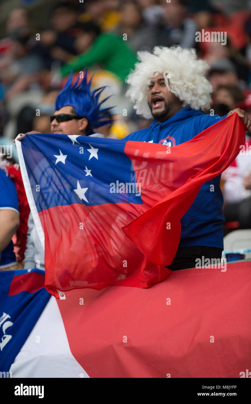 Sports masculins ventilateur dans une perruque blanche en agitant le drapeau de son pays. Banque D'Images