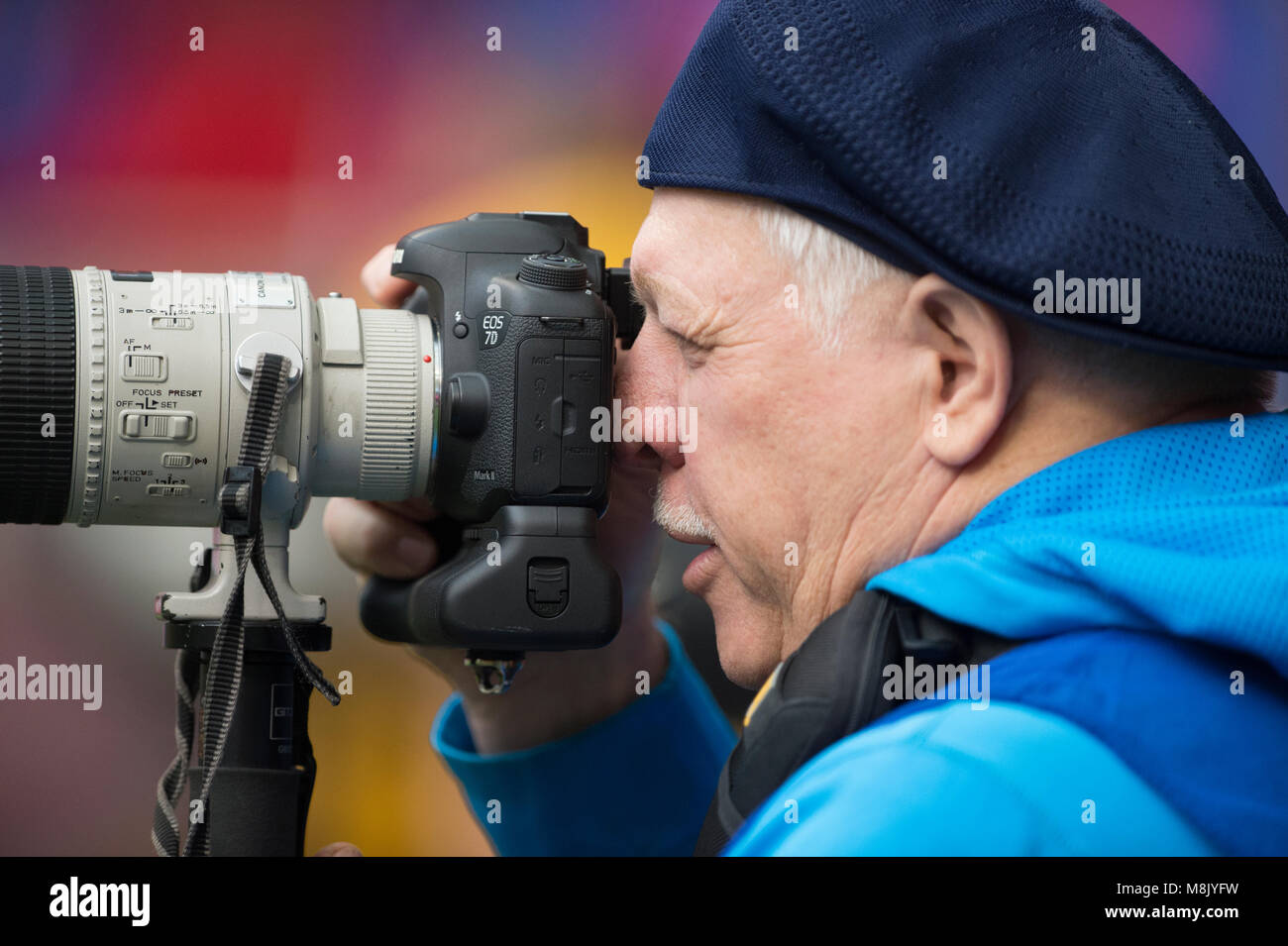 Photographe professionnel à travers le viseur de son appareil photo. Banque D'Images