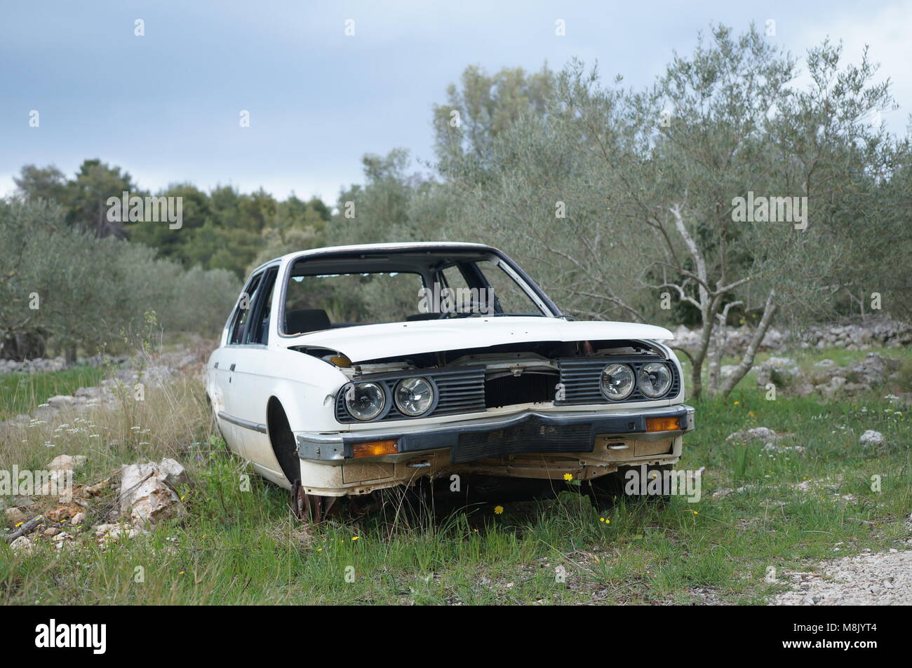 Vieille voiture abandonnée et Banque D'Images