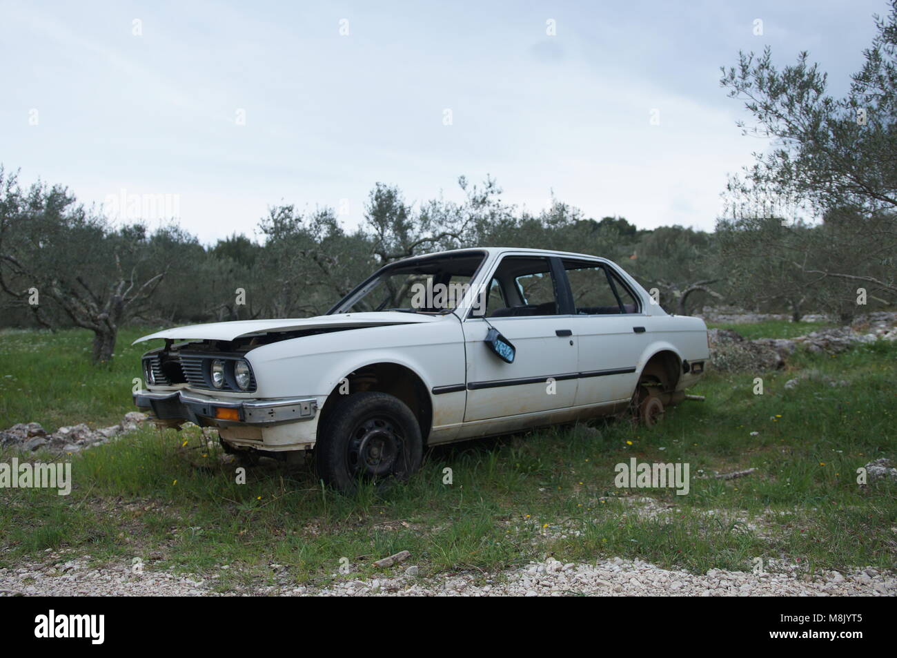 Vieille voiture abandonnée et Banque D'Images