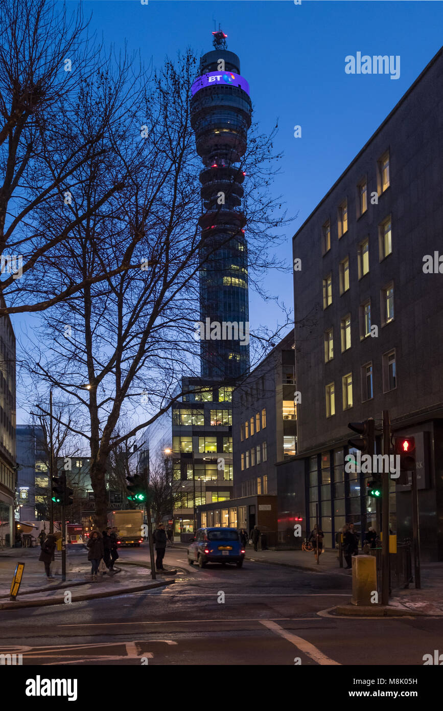 BT Tower et Howland Street, au crépuscule, Londres UK Banque D'Images