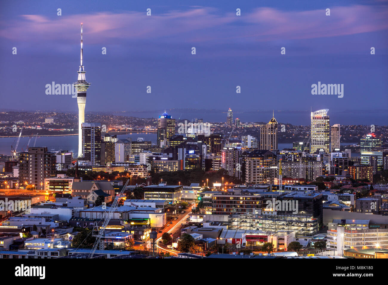 La vue sur Auckland depuis le sommet du Mont Eden, en Nouvelle-Zélande. Banque D'Images