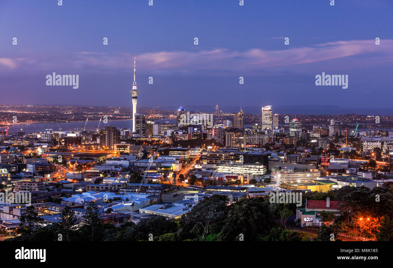 La vue sur Auckland depuis le sommet du Mont Eden, en Nouvelle-Zélande. Banque D'Images