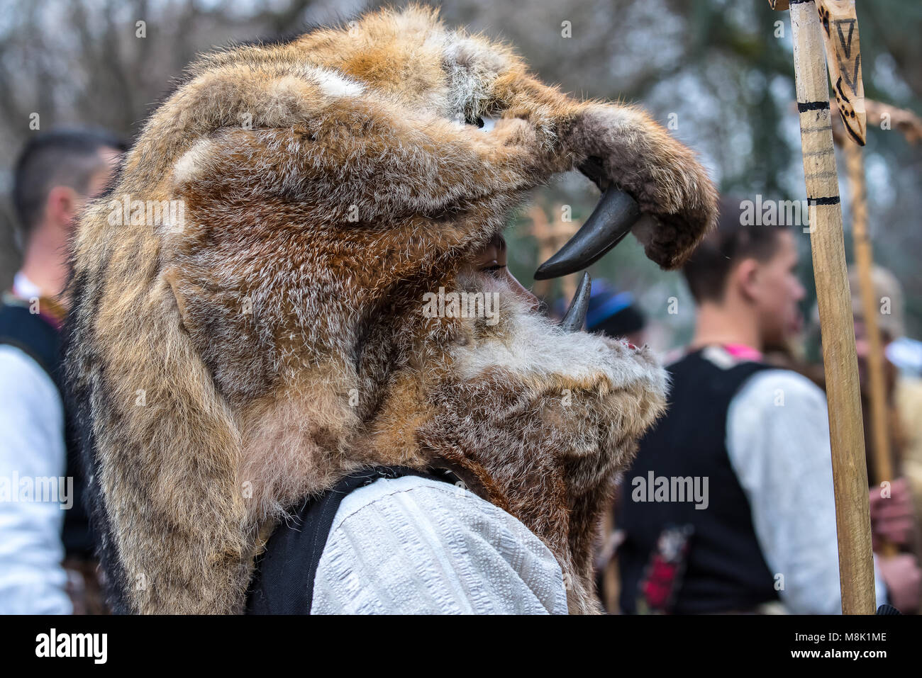 Les gens en costumes de carnaval traditionnel au festival. Participants de la Bulgarie, la Roumanie et la Macédoine. Kukeri et Mechkari Banque D'Images