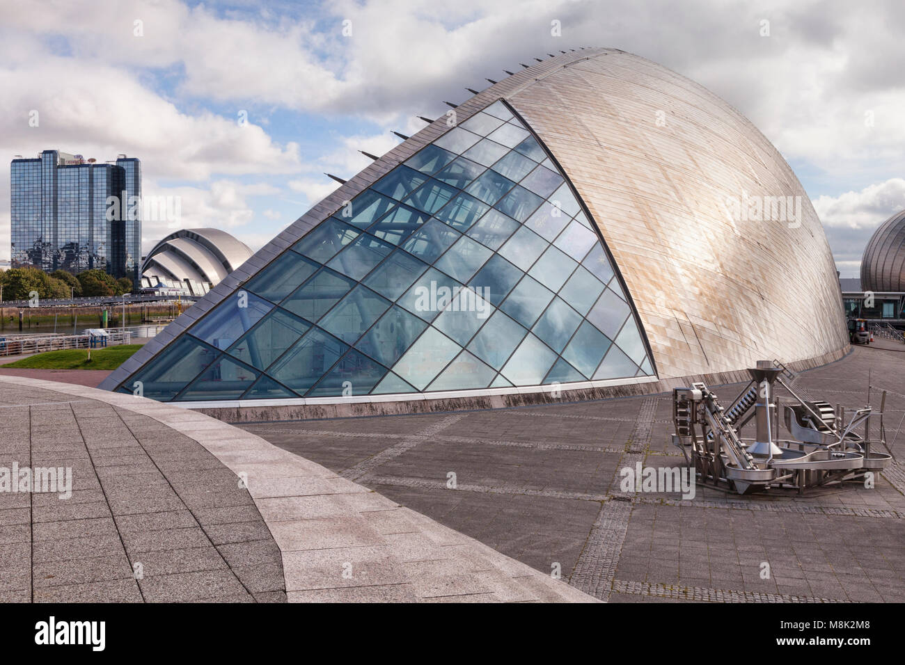 Centre des sciences de Glasgow, Glagow, Ecosse, Royaume-Uni. Dans l'arrière-plan sont l'hôtel Crowne Plaza et le SECC. Banque D'Images