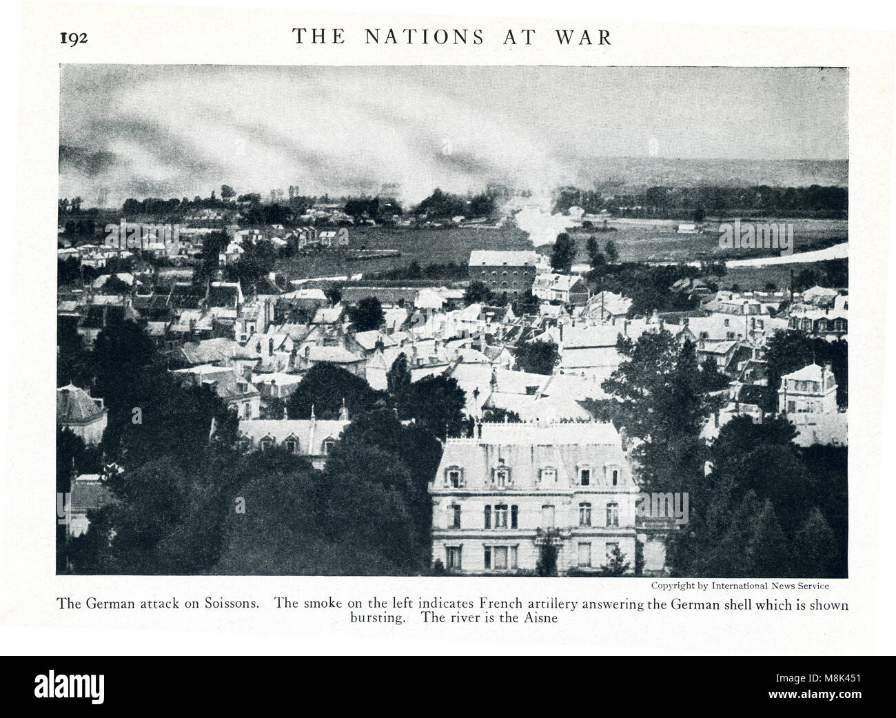 Cette photo date d'environ 1917 et le moment de la Première Guerre mondiale. Le sous-titre suivant : l'attaque allemande sur Soissons. La fumée sur la gauche indique l'artillerie française répondant à l'obus allemand qui est montré craquer. La rivière est l'Aisne. Banque D'Images